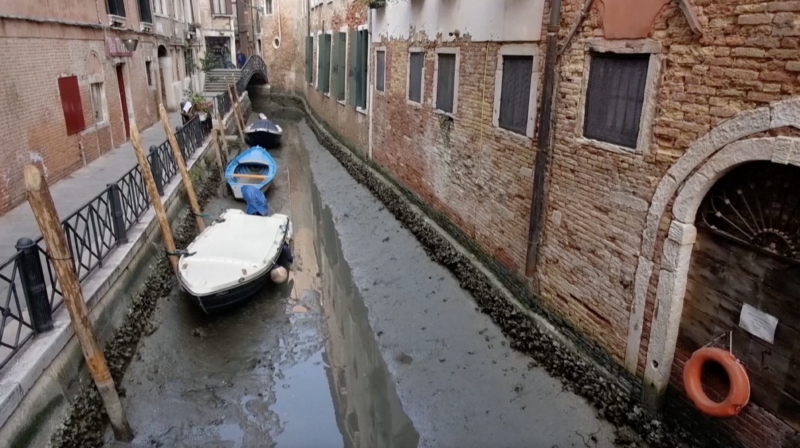 Video: Low tide leaves Venice canals almost dry